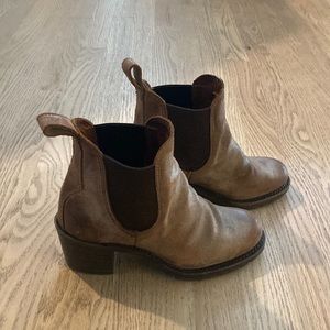 Frye Sabrina Chelsea boot-excellent condition only worn once or twice